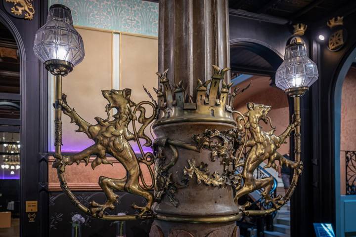 La lámpara de latón con dos leones de diseño heráldico.