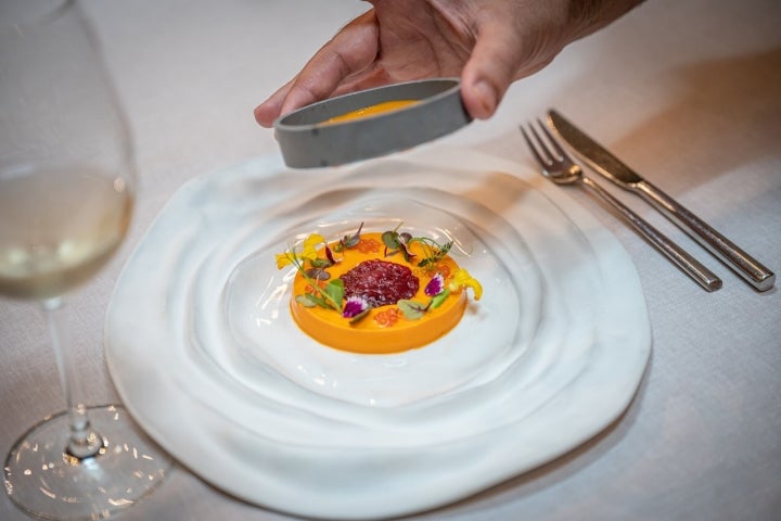 Salmorejo emulsionado con tartar de atún rojo.