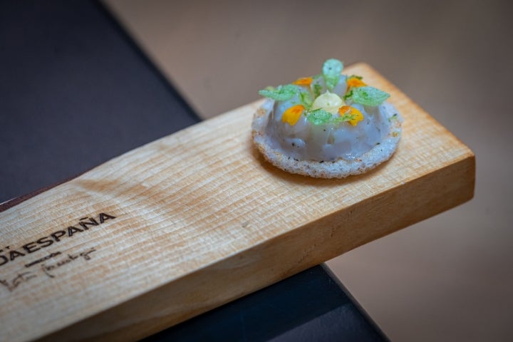 Tartar de calamar sobre crujiente de arroz y holandesa de tomillo.