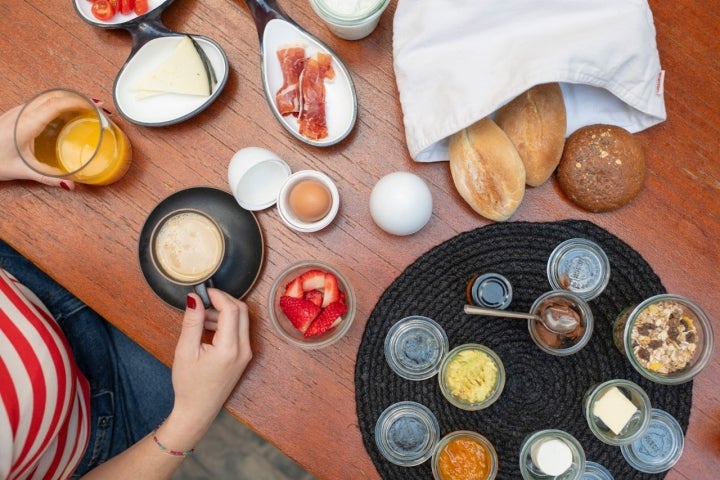 El desayuno lo sirve cada mañana Pilar en una cesta de mimbre.