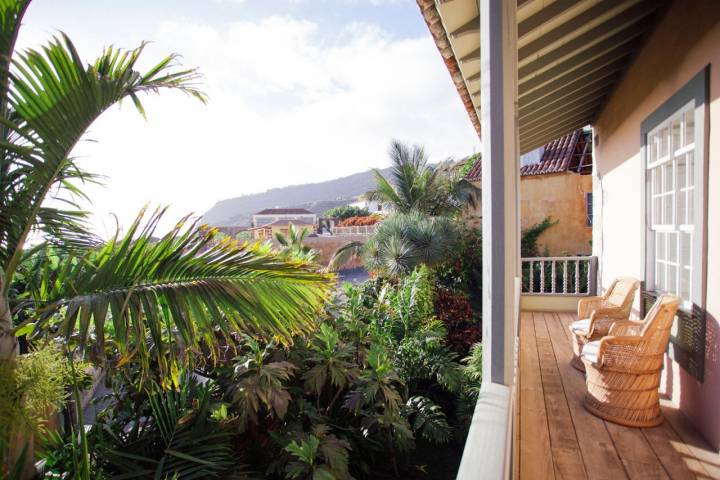 Situado en Tazacorte, el hotel está rodeado de plataneras y disfruta de unas bonitas vistas al mar.