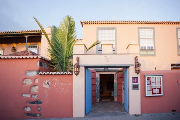 El edificio que hay a la entrada del hotel es la antigua casa señorial.