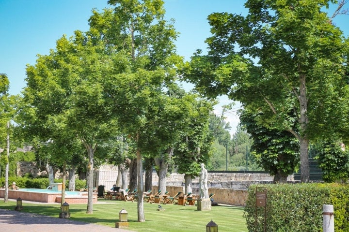 El jacuzzi exterior, a ras del río Tormes, un lujo para el bienestar.