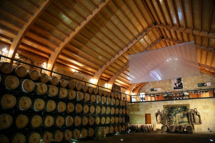 La bodega diseñada por el arquitecto Peridis representa la forma invertida de una de las naves de Colón.