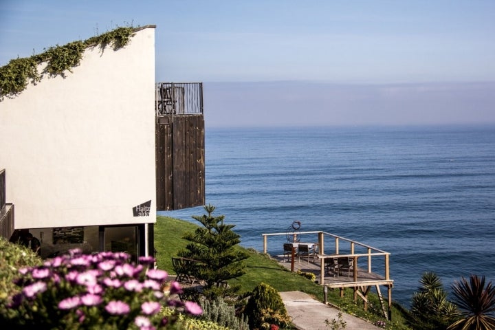 El hotel se encuentra muy cerca de unos acantilados. Su terraza de madera es una gozada. Foto: Gorka Ibargoyen