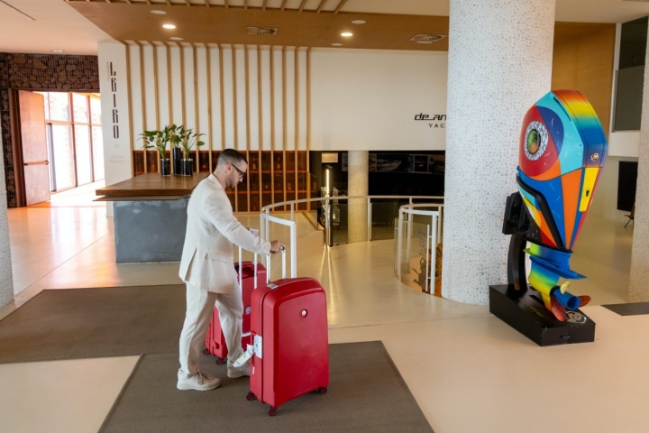 Un recepcionista lleva unas maletas por el hall del hotel Higueron de Fuengirola (Málaga).