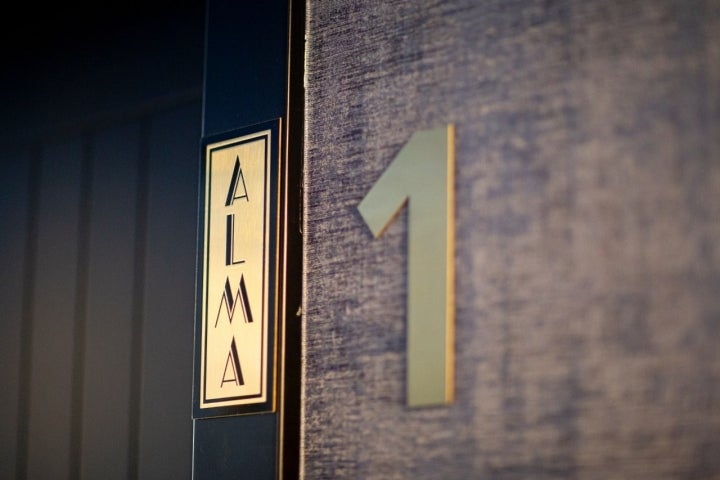 Placa con el nombre de la habitación del Ibiza Rooms