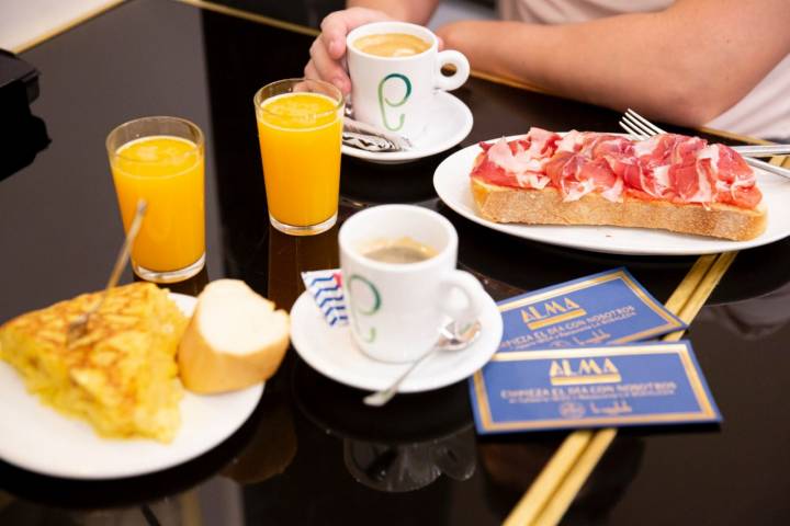 Desayuno, con pincho de tortilla, café, zumo y barra con jamón en el 'Ibiza 1941'.