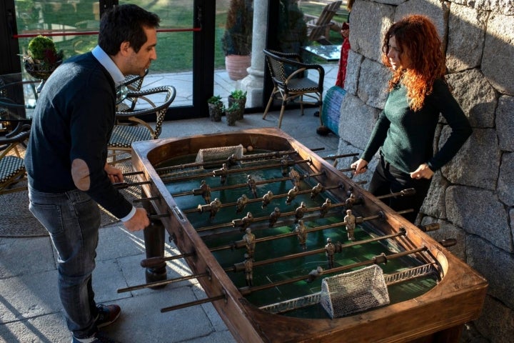 El futbolín 'vintage', protagonista absoluto de la terraza.