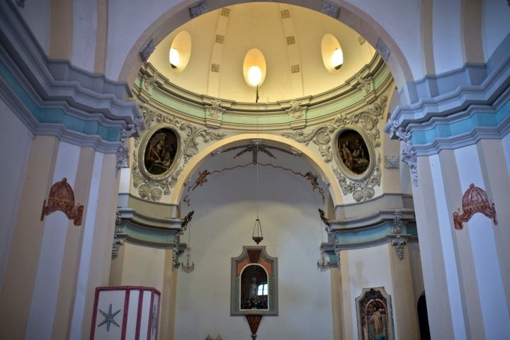 Interior de la ermita con el púlpito policromado.