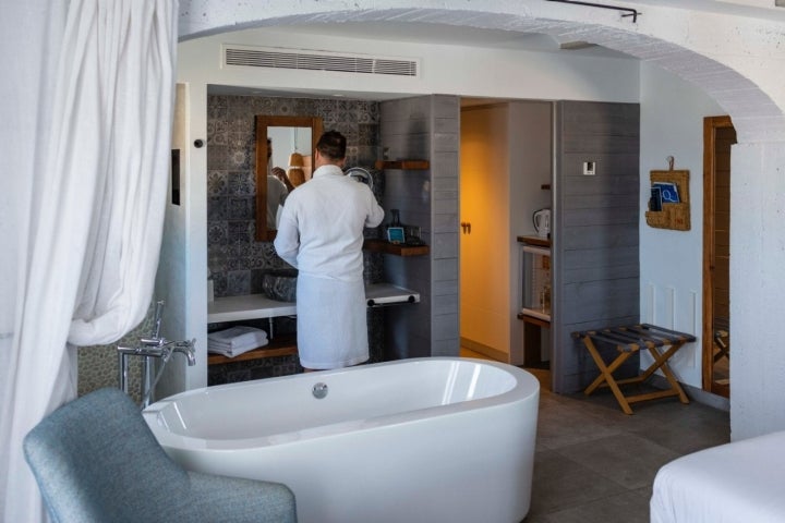 Hotel 'La Serena' (Altea, Alicante): bañera en la suite