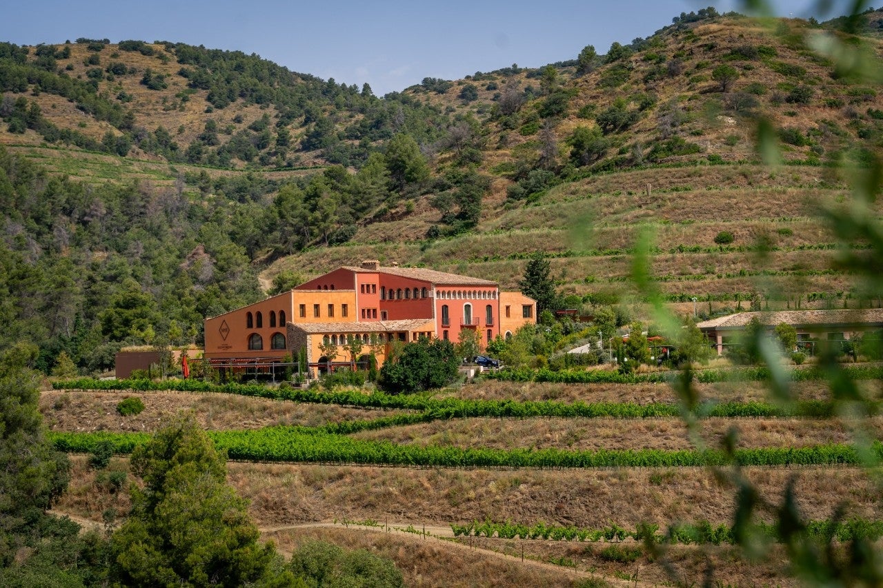 El hotel se encuentra en las entrañas del Montsant, rodeado de viñedos centenarios.