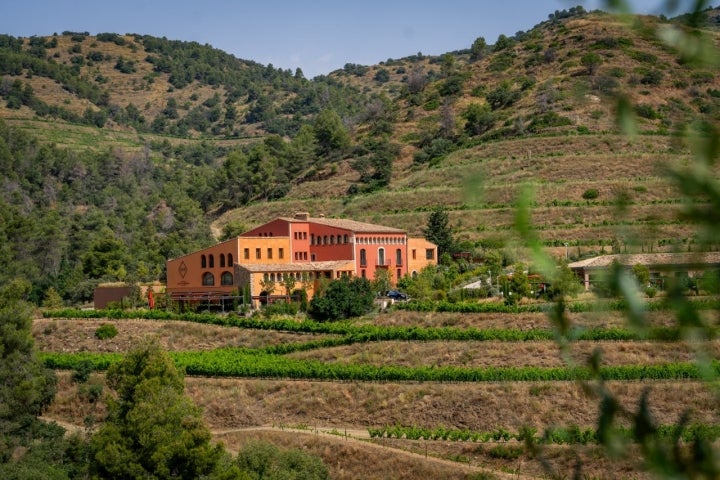 El hotel se encuentra en las entrañas del Montsant, rodeado de viñedos centenarios.