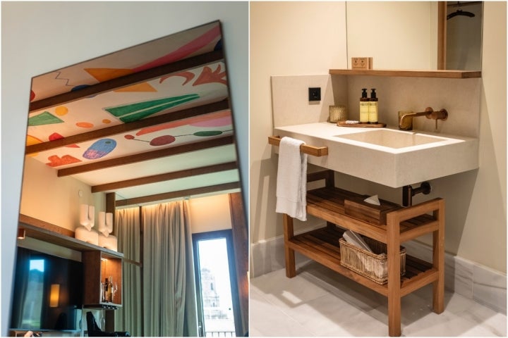 Detalle del techo con los lienzos de Rafa García; y de los baños.