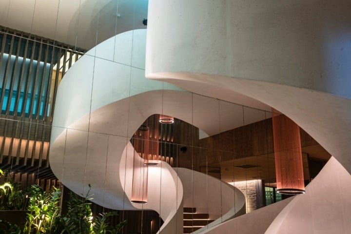 La escalera de cemento de una sola pieza.