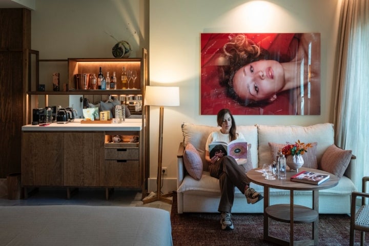 En el salón, retrato del artista Alberto Fan Stock.