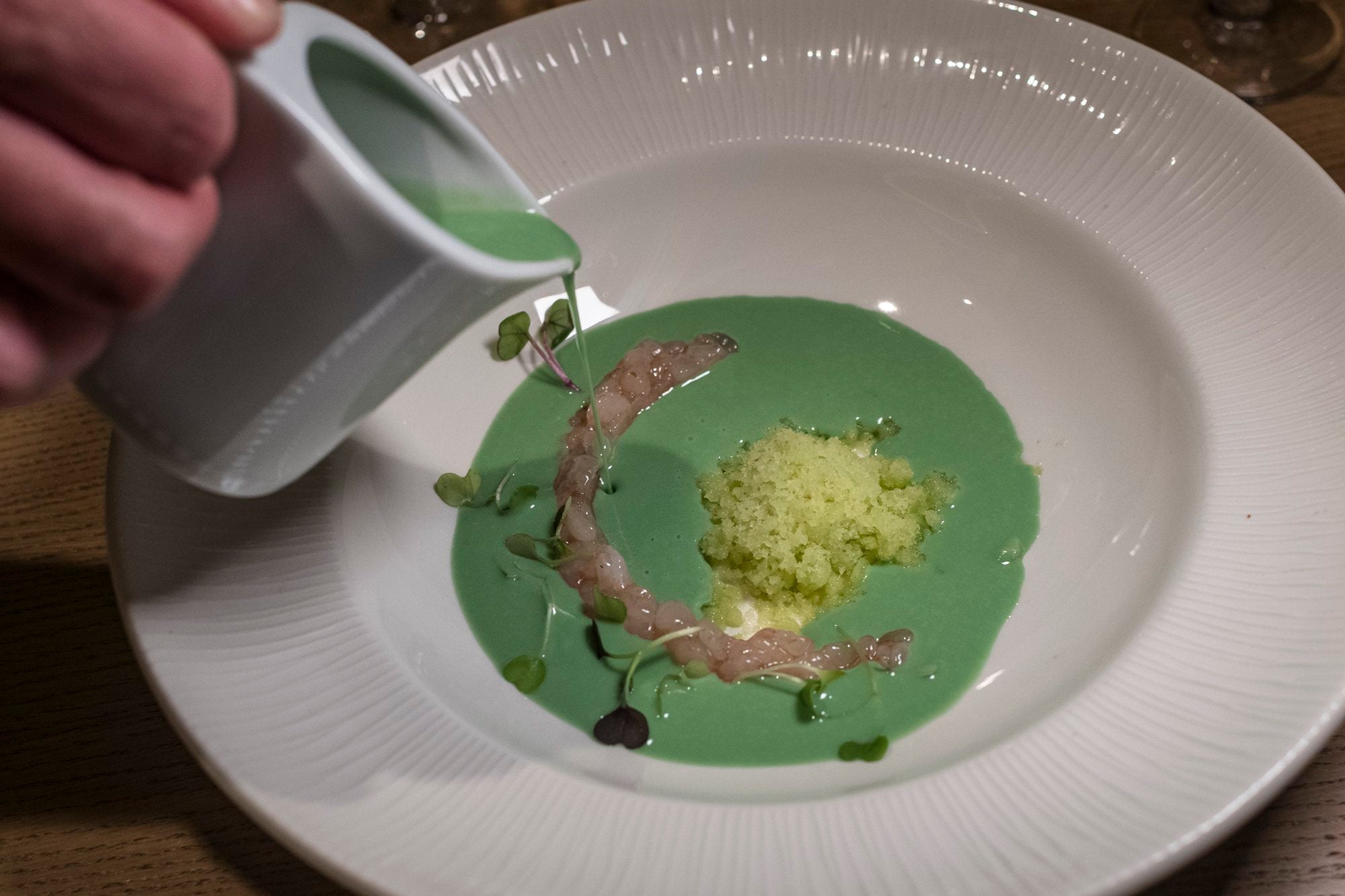 Tartar de quisquilla con ajoblanco de pistacho y granizado de manzana verde