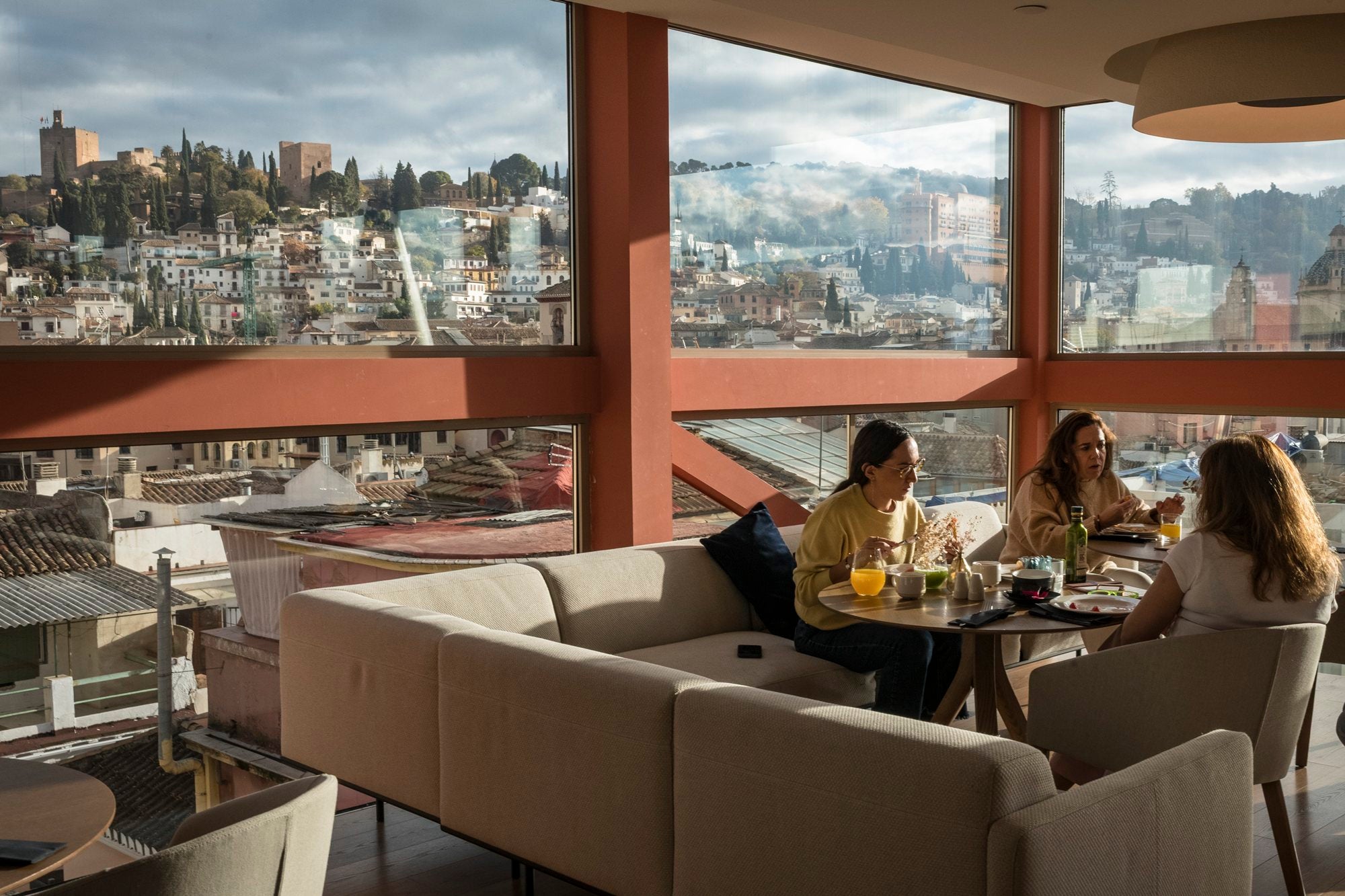 La luz de la mañana reconforta durante el desayuno.