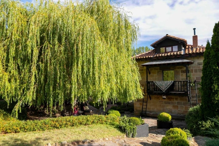 La casona del Molino y su solana cántabra.