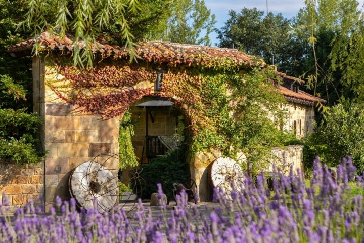 Lavanda, esferas metálicas y piedras de molienda a las puertas.