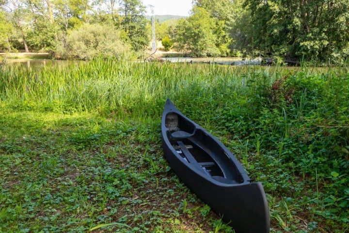 Canoa para pasear por los canales del molino.