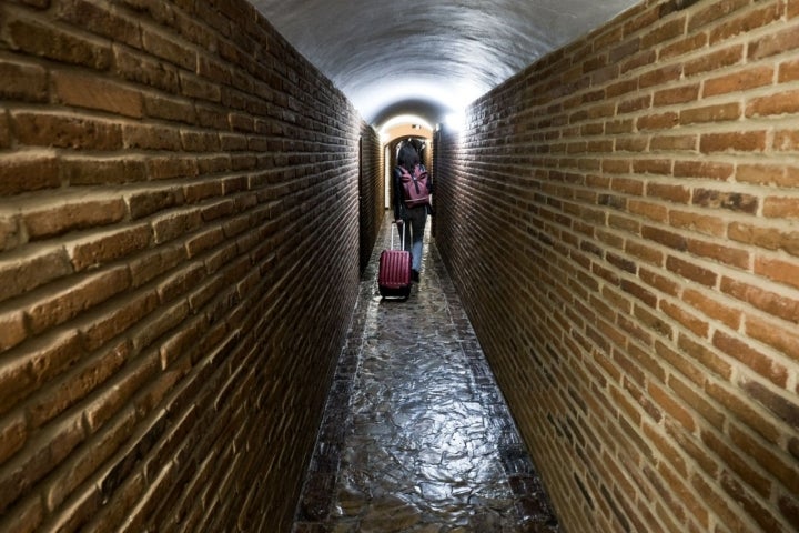 Una mujer camina por el pasillo donde estaban las celdas de los monjes.