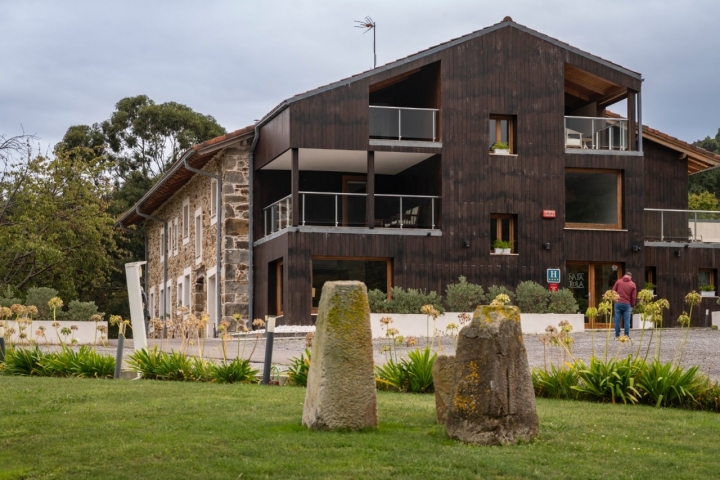 Fachada de la entrada del hotel Nafarrola (Bermeo, Bizkaia).