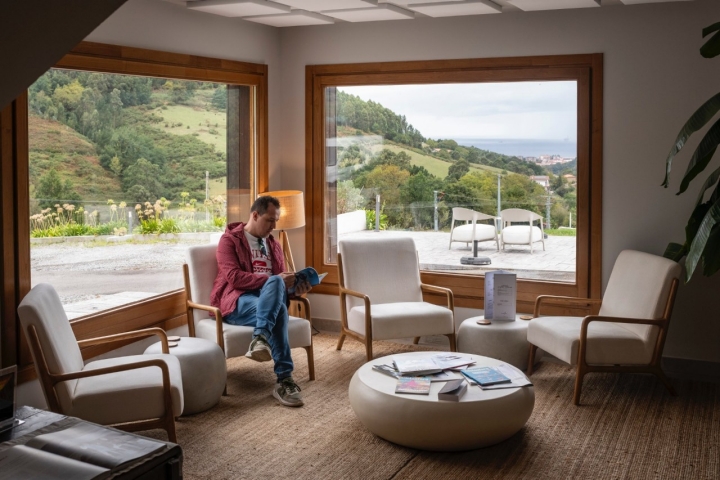 Recepción del hotel Nafarrola (Bermeo, Bizkaia).