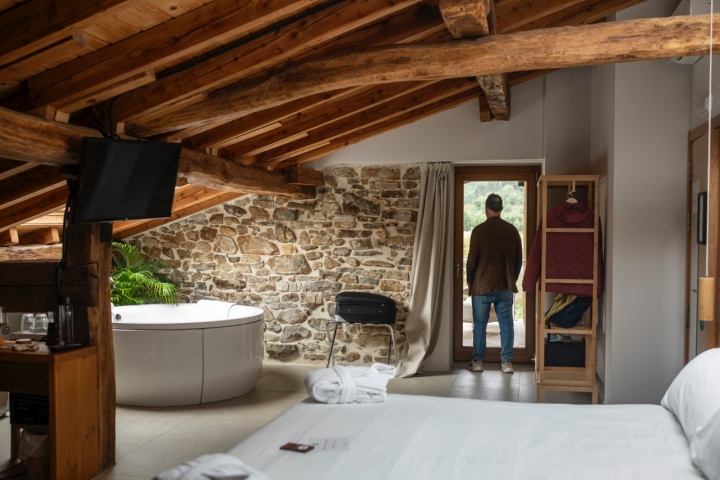 Habitación del hotel Nafarrola (Bermeo, Bizkaia).