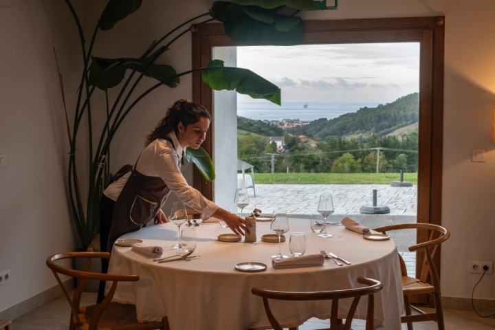 Comedor del restaurante Rola (Bermeo, Bizkaia).