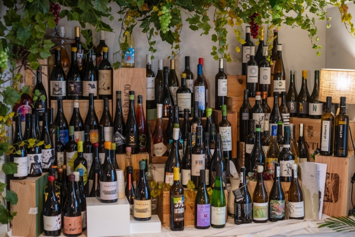Selección de txakolis en el restaurante Rola del hotel Nafarrola (Bermeo, Bizkaia).