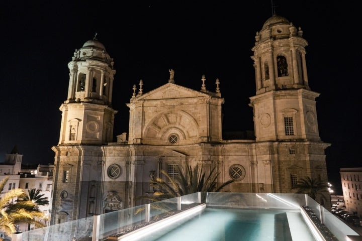 Piscina y catedral en la azotea.