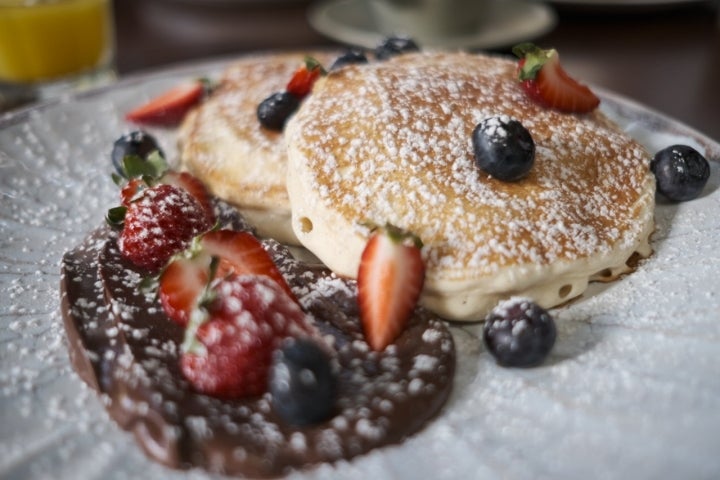 Pancakes, arándanos, nutella y fresas.