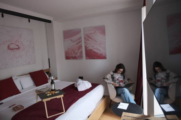 Una mujer lee en una de las habitaciones del hotel.