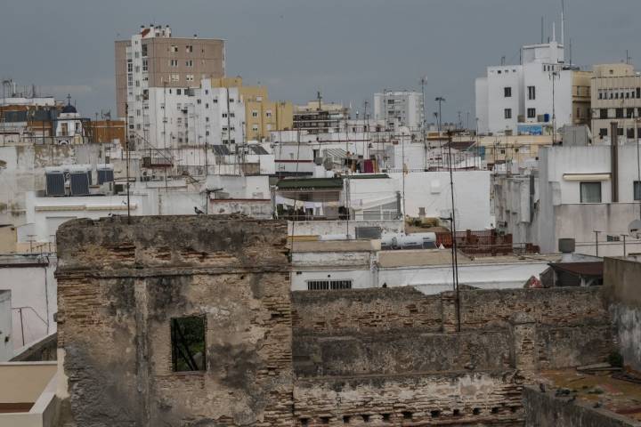 Tejados de Cádiz vistos desde la azote del Hotel Olom.