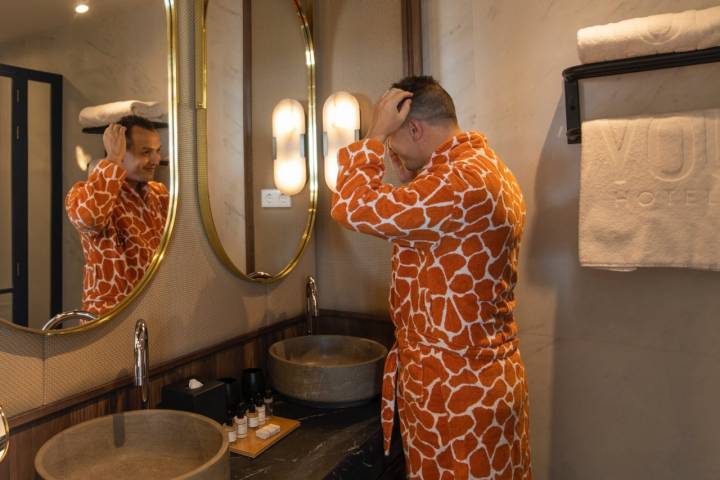 Cliente, con el albornoz de jirafa, en el baño de su habitación del hotel Only You Valencia