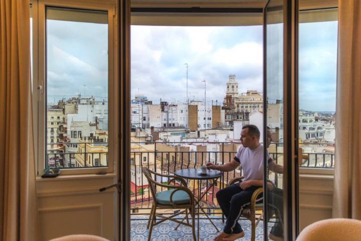 Cliente en la terraza de su habitación del hotel Only You Valencia