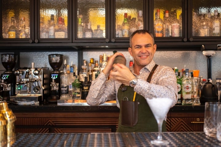 El bartender valenciano Iván Talens preparando uno de sus cócteles.