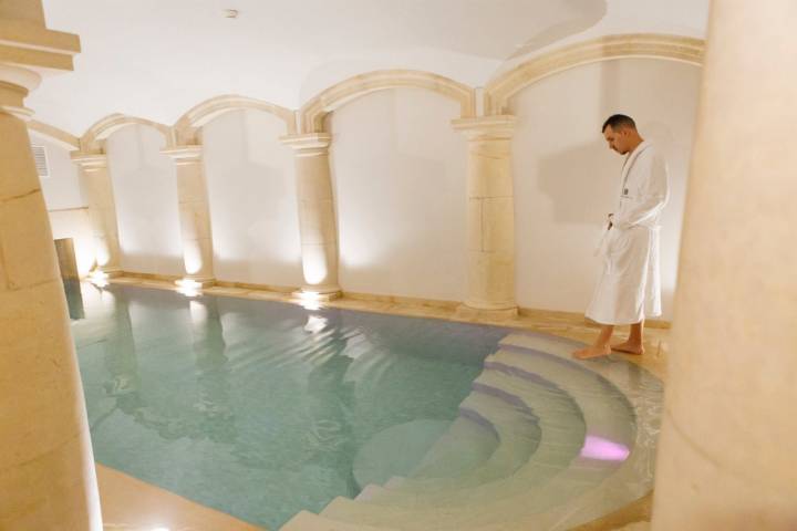 Hotel 'Palacete colonial': piscina cubierta del sótano