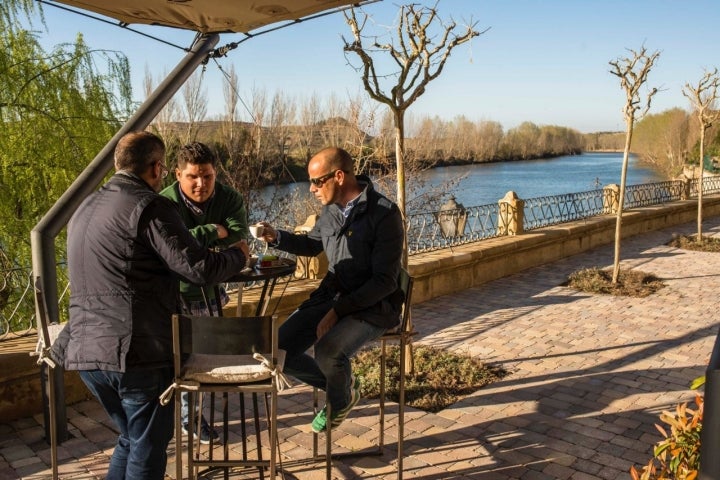 Hotel 'Palacio Tondón' (Briñas): terraza junto al río Ebro