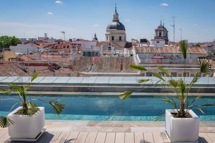 El rooftof con su apetecible piscinas y las vistas sobre La Latina.