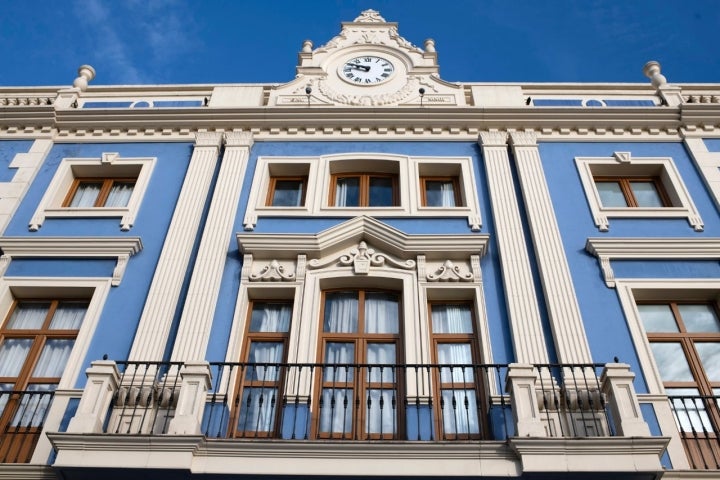 La fachada azul del hotel.