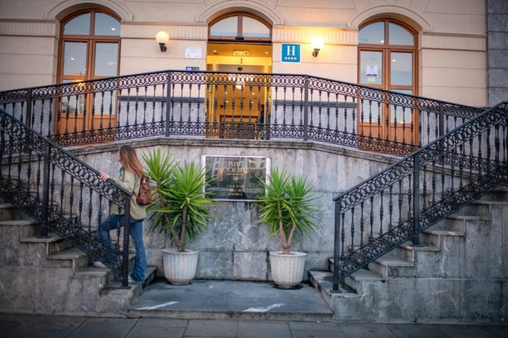Acceso al hotel desde el paseo que se asoma a la ría.