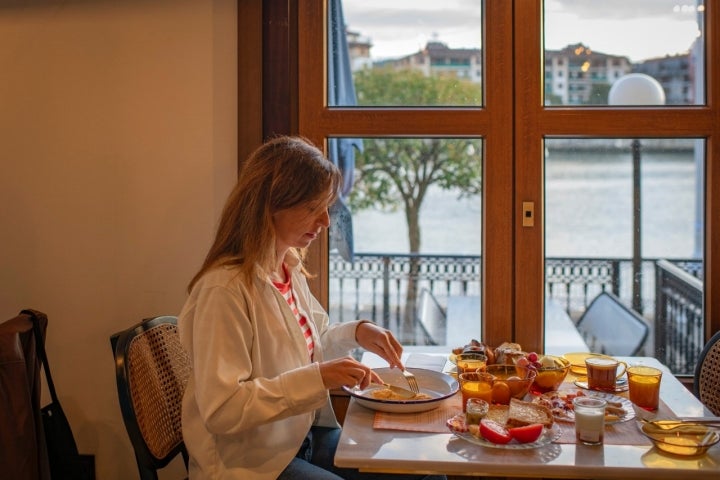 Desayuno buffet en el restaurante.