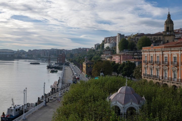 Vistas sobre la Plaza El Solar y el estuario.
