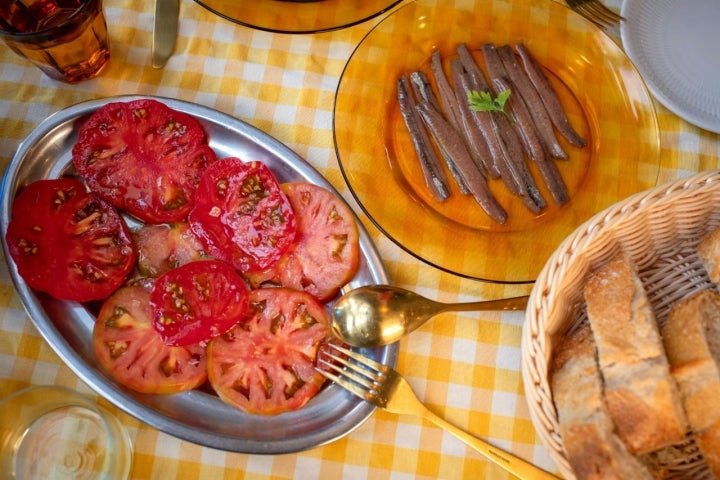 El matrimonio perfecto: tomate y antxoas.