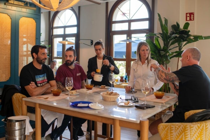 Zuriñe García junto a unos comensales.