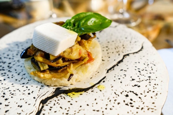 Plato de berenjena con arroz del restaurante del alojamiento