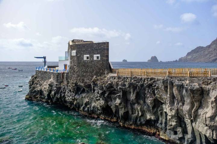 Vista del 'Hotel Puntagrande' que permite apreciar su forma de buque en el mar en la isla de El Hierro.