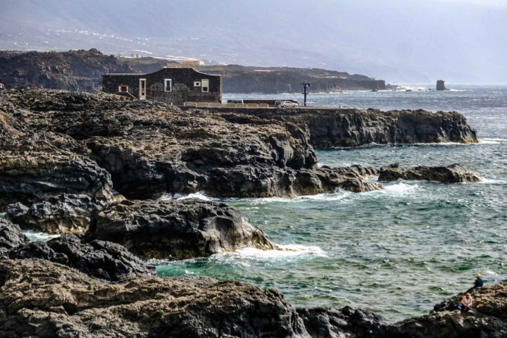 Vista de la fachada del hotel más pequeño del mundo en la costa volcánica de El Hierro